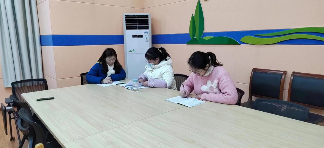 英语组校本研修活动侧记_html_4fb3626b.jpg