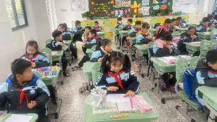 班会新闻稿_html_5643df16.jpg