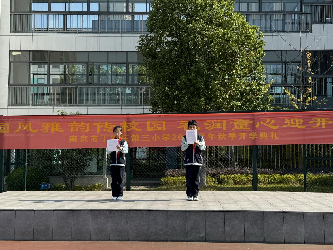 升旗报导(2)_html_m9522efe.jpg
