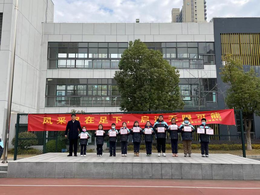 【正学丁三&middot;德育】“弘扬宪法精神，共筑法治防线”——丁家庄第三小学法治教育主题升旗仪式(1)_html_5fcf0799.jpg