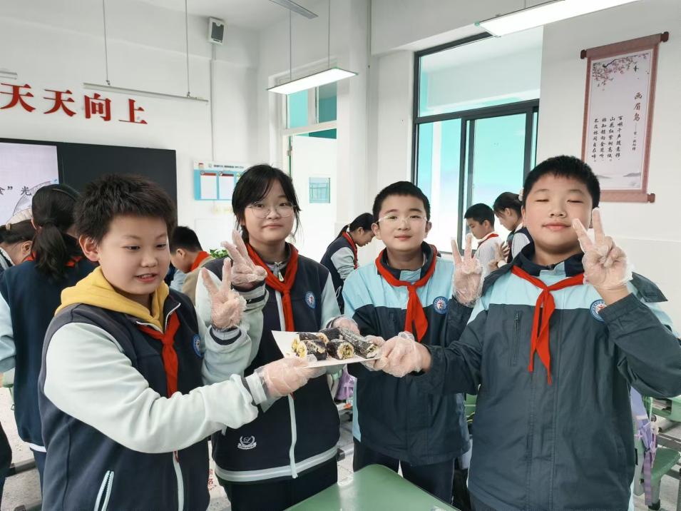 【正学丁三】巧手做寿司，欢乐享“食”光——丁家庄第三小学魅力家长进校园第四期活动_html_m5f18cc85.jpg