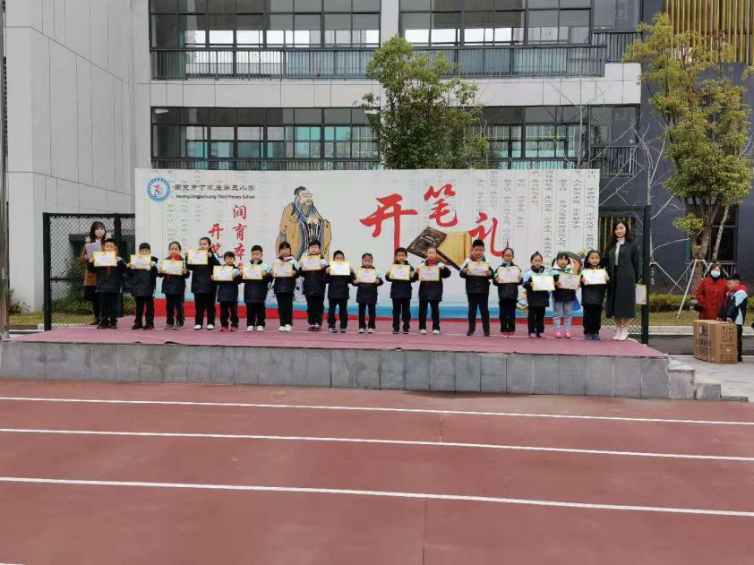 第十三周升旗仪式报道 康金苗_html_m3b8f87cf.jpg