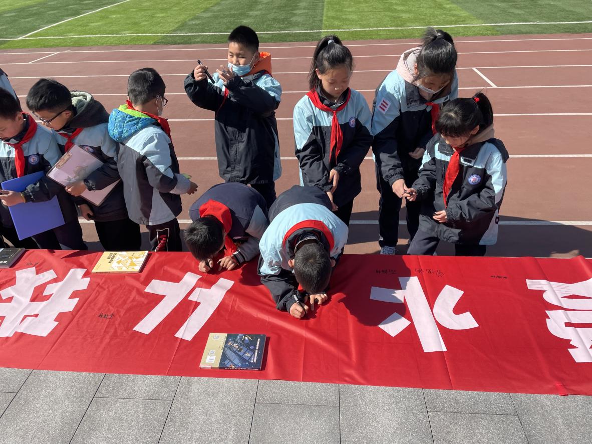 四4班第六周升旗仪式报道_html_m728bb357.jpg