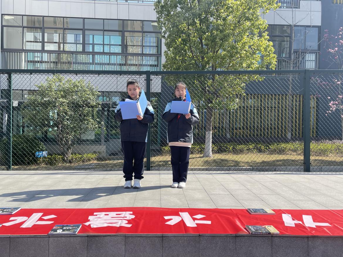 四4班第六周升旗仪式报道_html_173da4dd.jpg