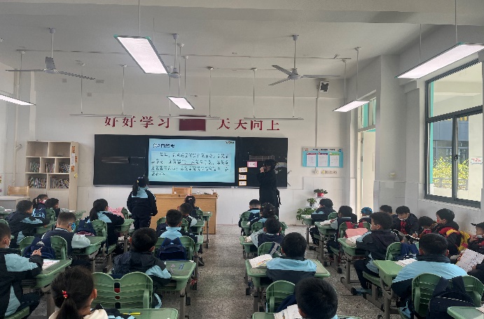 3.13迈幼三园大班参观丁三小学活动侧记_html_93d183a.jpg