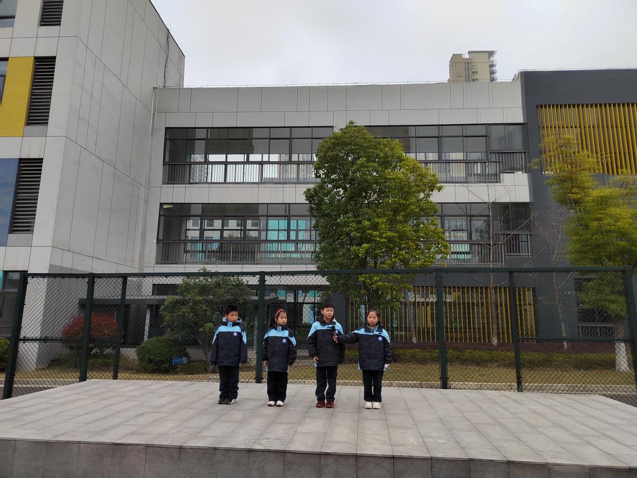 3月20日学习游览之礼，争做阳光少年升旗仪式报道_html_59e699d.jpg