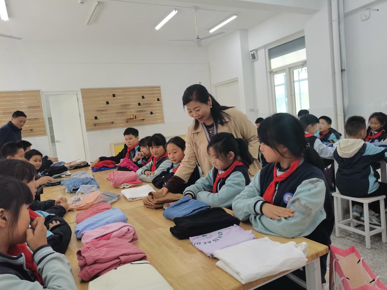【正学丁三德育】收方寸之间 纳整理之美“行知小先生”生活礼仪课堂之收纳整理活动_html_m6e37a7b0.jpg