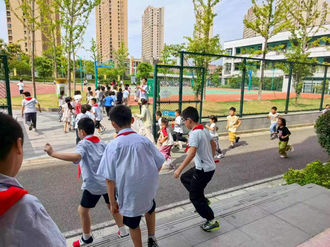 【正学丁三·后勤】安全逃生疏散演练，筑牢校园安全防线_html_217b526f.jpg