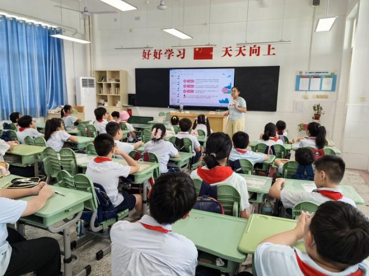 周五班会报道修改_html_69188b1.jpg