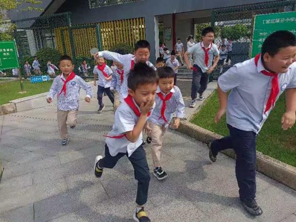 【正学丁三·后勤】筑牢安全线，平安伴我行——南京市丁家庄第三小学消防安全疏散演练活动侧记_html_m381edbc4.jpg