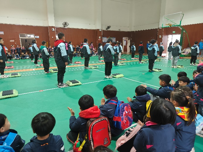 3.14大班组第一次参观小学报道_html_7d8894dc.jpg