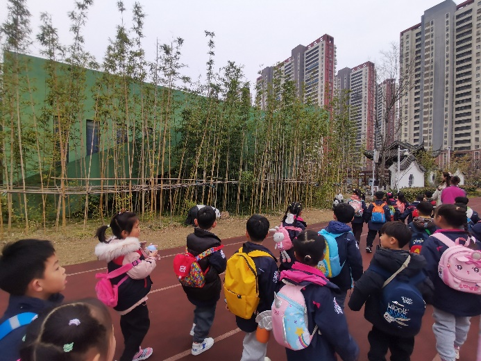 3.14大班组第一次参观小学报道_html_5e902288.jpg