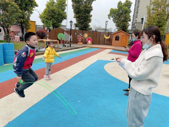 大班组跳绳活动报道_html_1258c93a.jpg