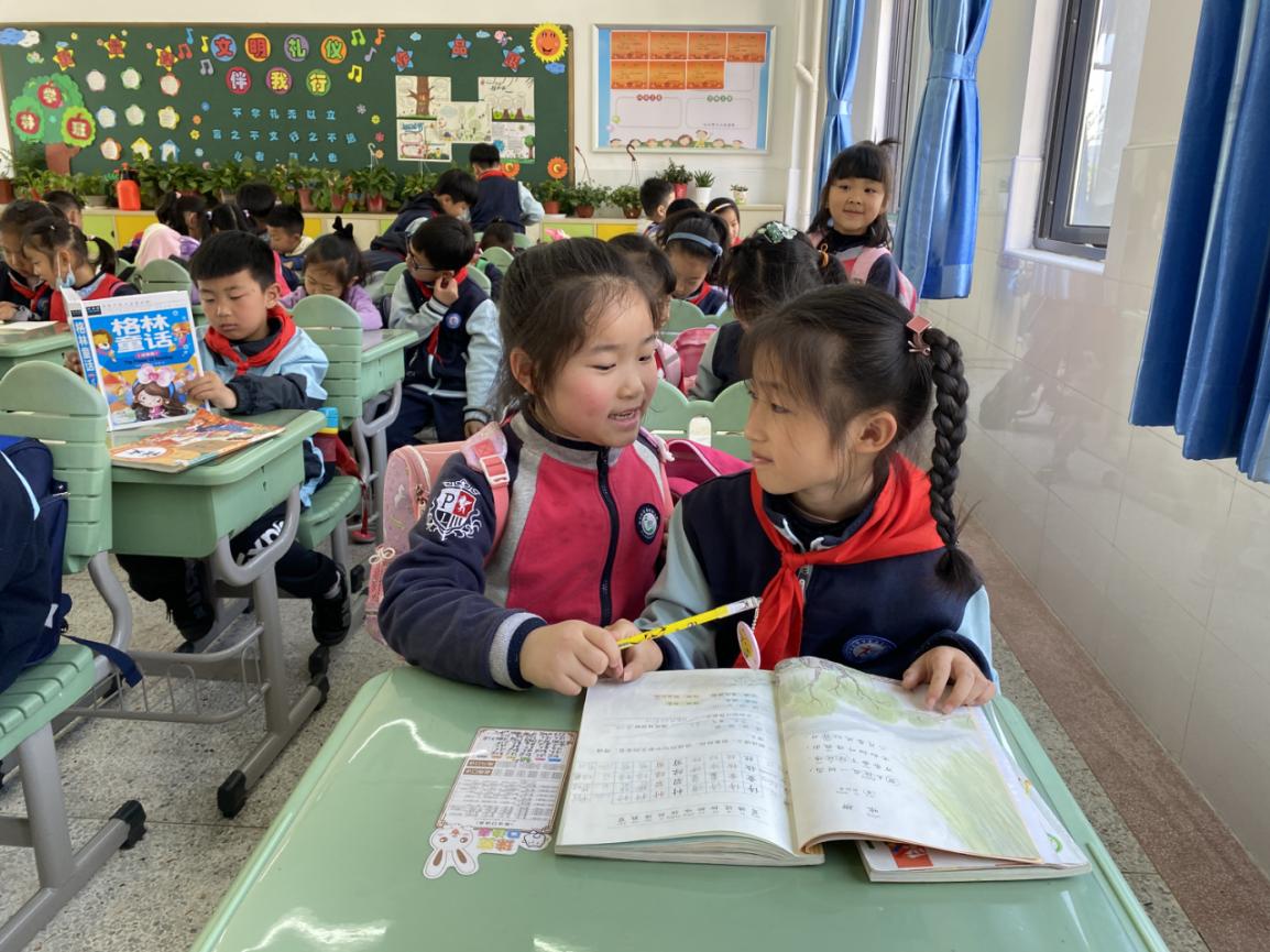 参观小学新闻稿(1)_html_64dd717a.jpg