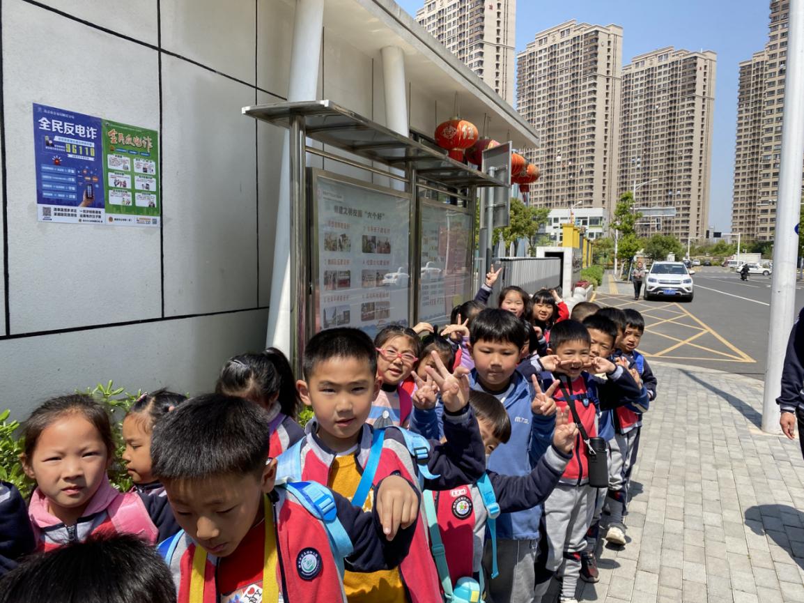 参观小学新闻稿(1)_html_m73e65c69.jpg