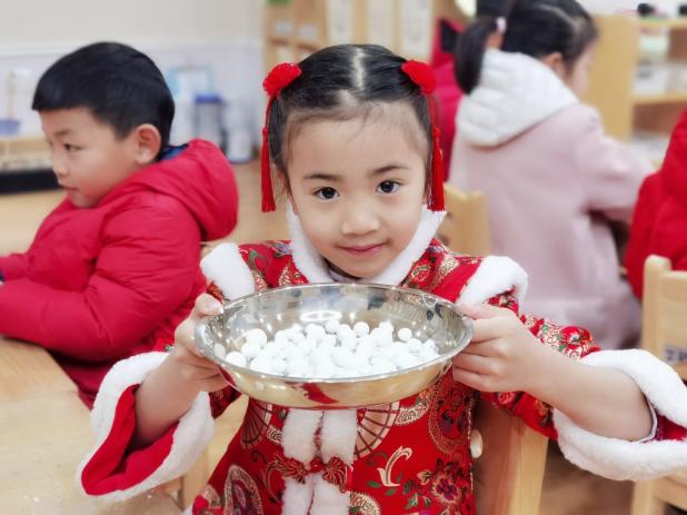 【生命迈幼  花样童年】金虎灯火迎佳节  汤圆露白闹元宵——迈幼三分园元宵节活动_html_4fb3e2dd.jpg