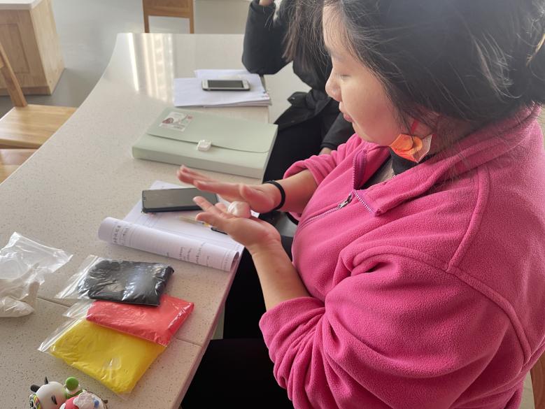 【生命迈幼·教师风采】“巧手展风采，共燃冬奥情”——迈幼嘉誉山园保育员冬奥主题手工制作评比_html_6b17dbdd.jpg