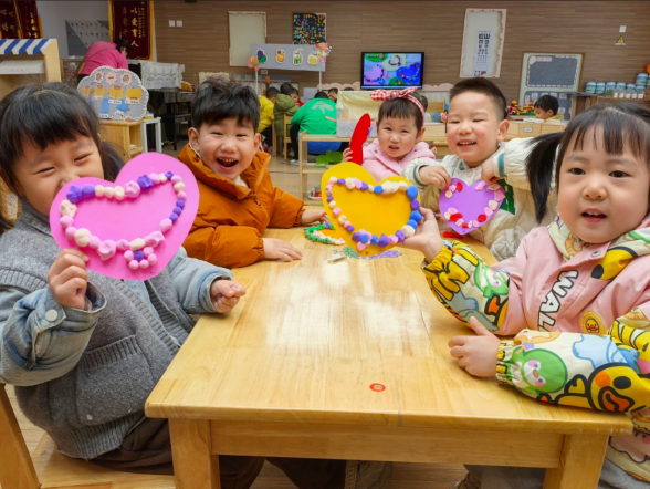 定稿【生命迈幼·校园新闻】春日花漾，爱满心间——迈幼嘉誉山分园“三八妇女节”主题活动_html_m64dda776.png