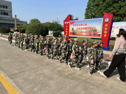 童心向军梦，磨砺共成长（2024.4.27赵华）_html_m5d59eb12.jpg