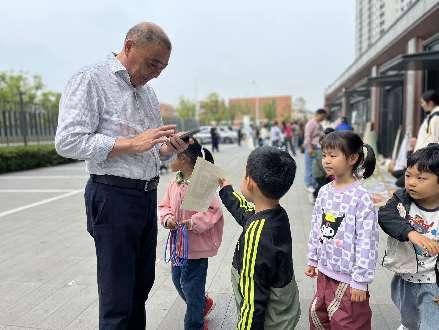 2025.4.21李丽【生命迈幼&middot;童年畅玩】把春天“读”给你听 (1)_html_m6091524f.jpg