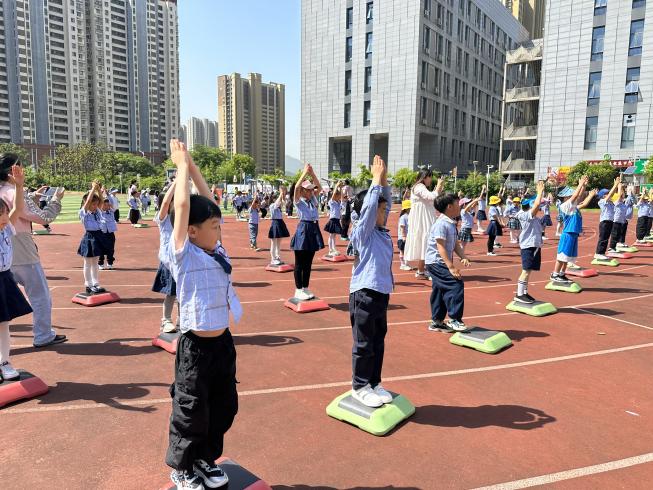 【生命迈幼 幼小衔接】深度体验·走进小学课堂 ——迈幼三园大班第二次参观小学_html_7f2c14bf.jpg