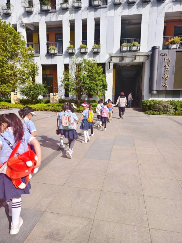 【生命迈幼 幼小衔接】深度体验·走进小学课堂 ——迈幼三园大班第二次参观小学_html_m17912356.jpg