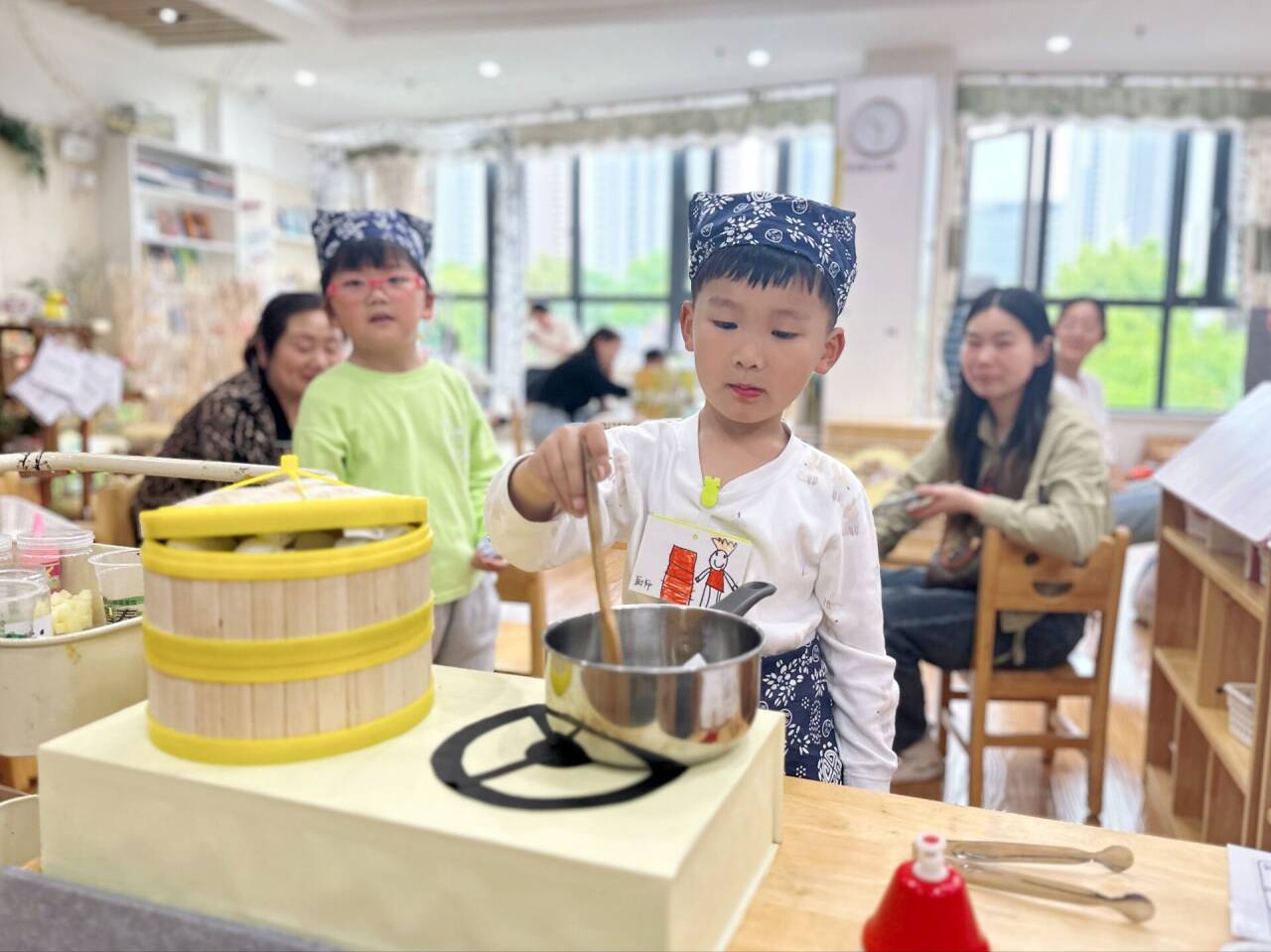 最美下雨天，“幼”与你相见——迈幼三园中班组家长开放日活动陈丹琴_html_673aaee0.jpg