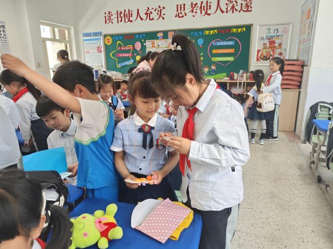 【生命迈幼 幼小衔接】深度体验·走进小学课堂 ——迈幼三园大班第二次参观小学_html_m3db62c9c.jpg