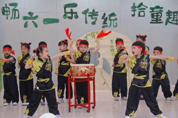 六一报道2(2)_html_4dcd810.jpg