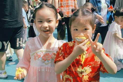 六一报道2(2)_html_52a2d429.jpg