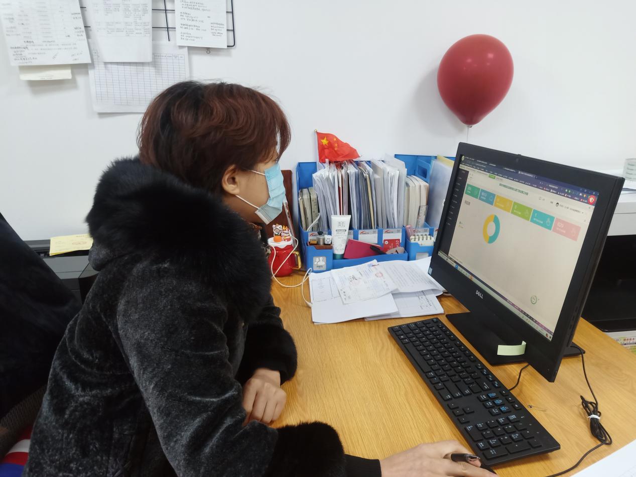 【幼教督学】 疫情当前严检查 筑牢健康防线墙_html_4e39d317.jpg