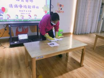 保育老师清消净报道_html_bcc9d79.jpg