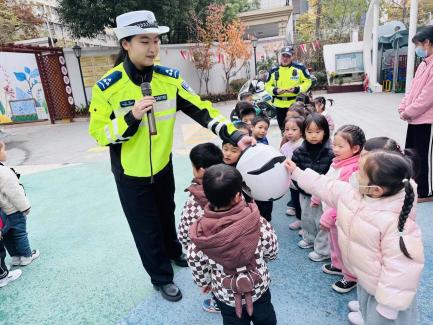 【生命迈幼 安全第一】铁骑“萌”闯校园 安全“童”伴成长——迈皋桥幼儿园丁家庄三分园122交通安全日趣味课堂_html_2f99004c.jpg