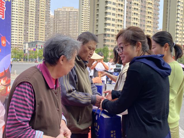 2020-09-26“情暖聚中秋，和睦邻里情”——迈幼丁三分园党团活动_html_32a7ce38.jpg