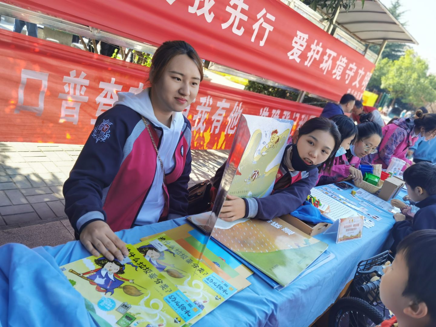 新闻稿：践行亲生命教育，青秀城分园党团志愿者走进社区_html_m1e268d45.jpg