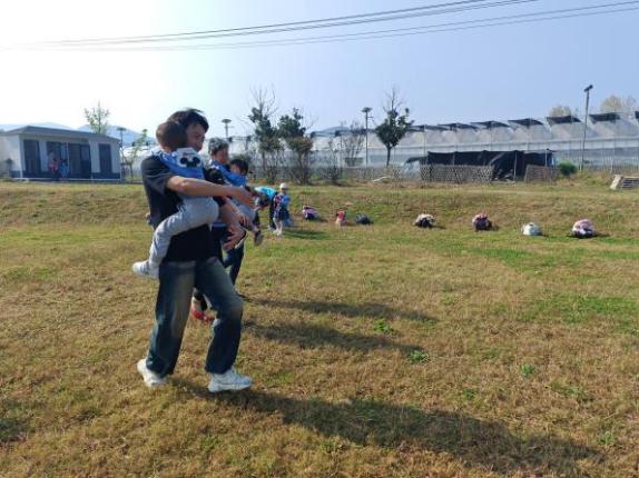 定稿：【生命迈幼·留住“秋”迹】探秘秋日，悦享秋游——迈幼嘉誉山分园秋游活动 (修改)_html_m4797f8e3.jpg