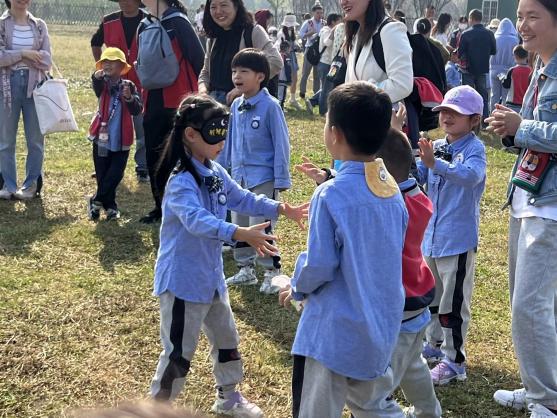 定稿：【生命迈幼·留住“秋”迹】探秘秋日，悦享秋游——迈幼嘉誉山分园秋游活动 (修改)_html_m60caecdb.jpg