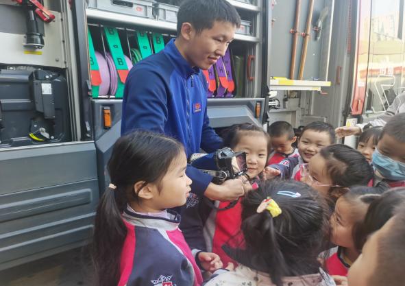 【生命迈幼&middot;安全第一】消防“零”距离，安全记心中.新闻稿修改  (1)_html_m7f7a857.jpg