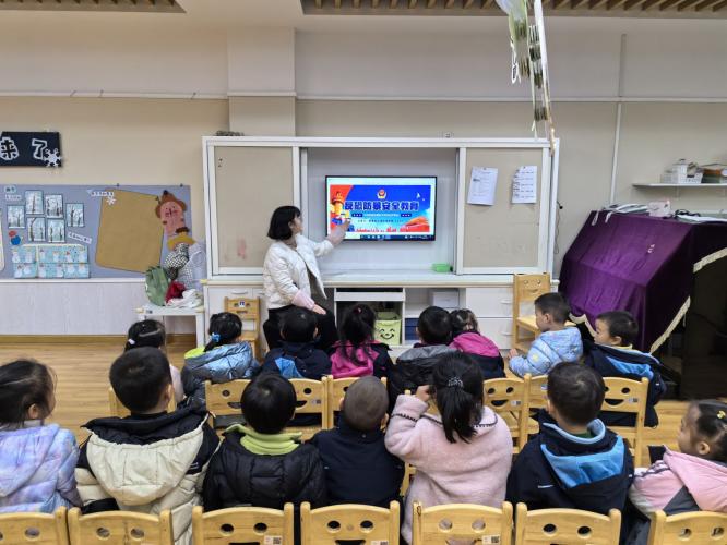2023.12.15迈幼三园宪法活动报道_html_m15d446b9.jpg