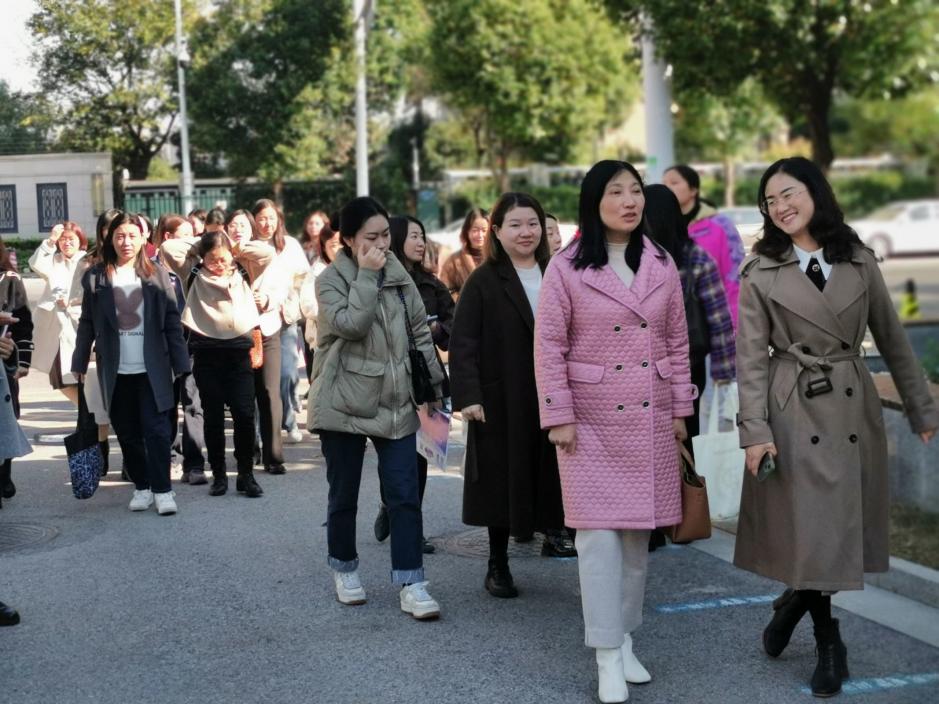 名师参观进校园，观摩交流促成长----迈幼嘉誉山分园仪征市潘岚名师工作室参观活动(1)_html_m3ab3492b.jpg