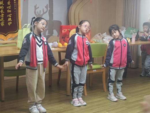 【生命迈幼·校园新闻】童心敬老 情暖重阳_html_1e042821.jpg