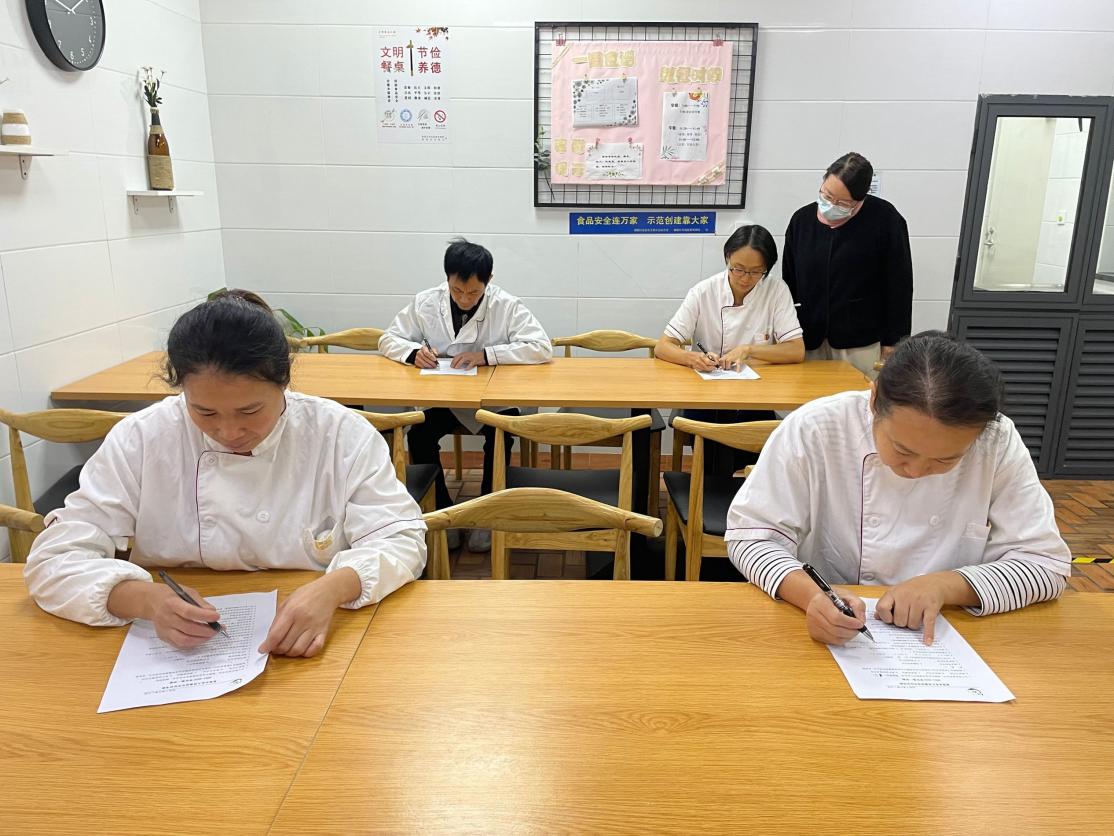 食堂人员理论知识比赛报道10.20_html_m678a5fcf.jpg
