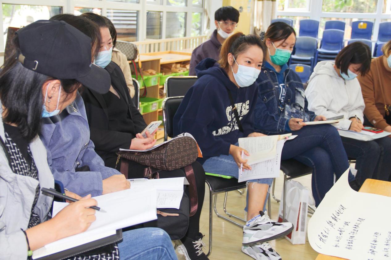 2021.10.25【生命迈幼·校园新闻】满园芬芳话教研 谱写栖霞新诗篇（微信版）_html_m19feb2b5.jpg