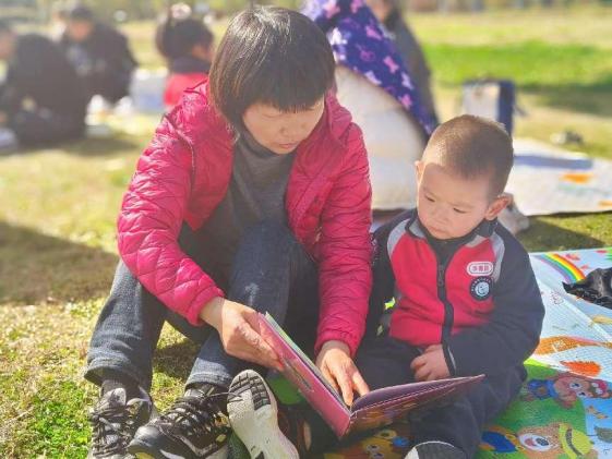 【生命迈幼 花样童年】童心“绘”玩，相伴“悦”秋——迈幼三园小班组绘本节亲子运动会“太平山公园”外出资源活动_html_m1a977804.jpg