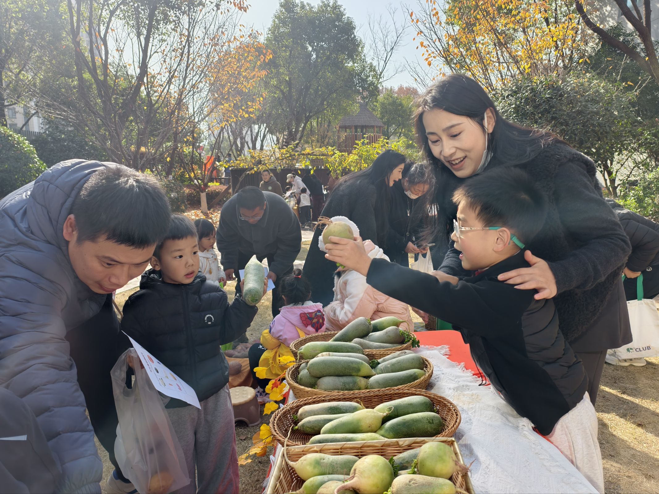 定稿【生命迈幼·教学动态】以爱为桥 见证绽放——记迈幼嘉誉山分园家长半日开放活动_html_6938ea57.jpg