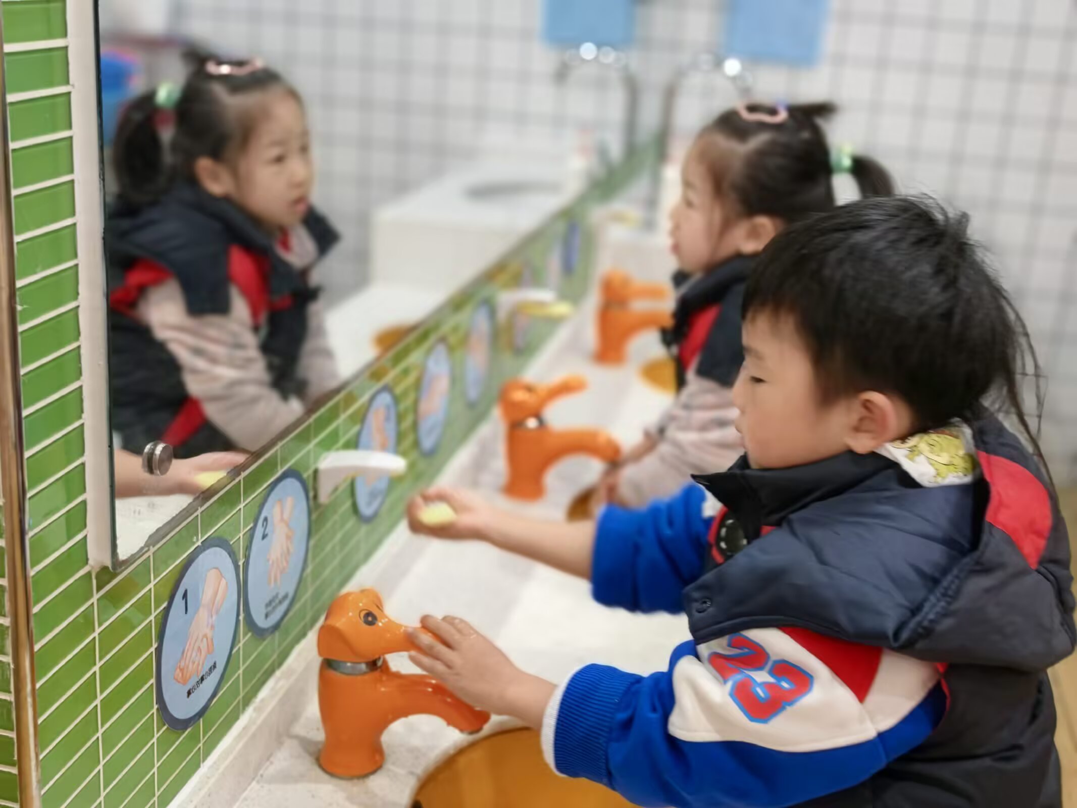 定稿【生命迈幼·教学动态】以爱为桥 见证绽放——记迈幼嘉誉山分园家长半日开放活动_html_6ef0217a.jpg