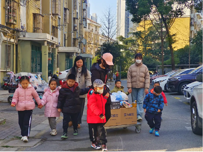 20250114燕华社区慰问老人_html_m2370456e.png