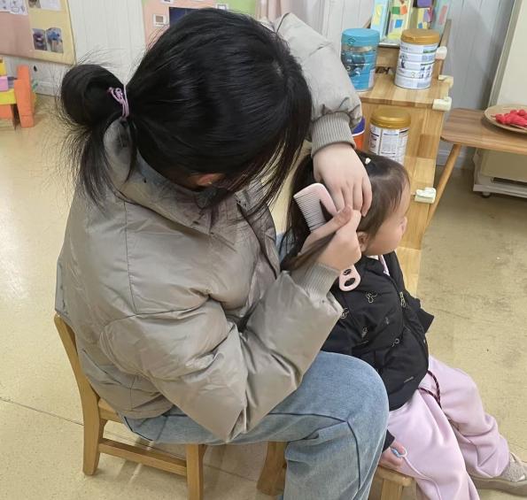 20250114【生活燕幼·园区动态】新城分园：锦旗寄真情，教育暖人心。_html_566f015a.jpg