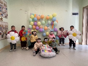 20250109【生活燕幼&middot;园区动态】温馨萌趣，生日悦享——十二月“小桃子”集体生日会_html_m779cde7f.jpg
