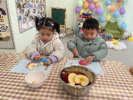20250109【生活燕幼&middot;园区动态】温馨萌趣，生日悦享——十二月“小桃子”集体生日会_html_7ca77840.jpg